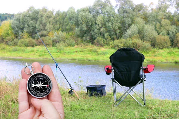 Rond Kompas Hand Tegen Achtergrond Van Zomer Landschap Rivier Vissen — Stockfoto