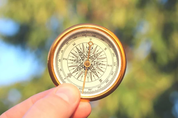 Ancienne Boussole Navigation Classique Main Sur Fond Naturel Comme Symbole — Photo