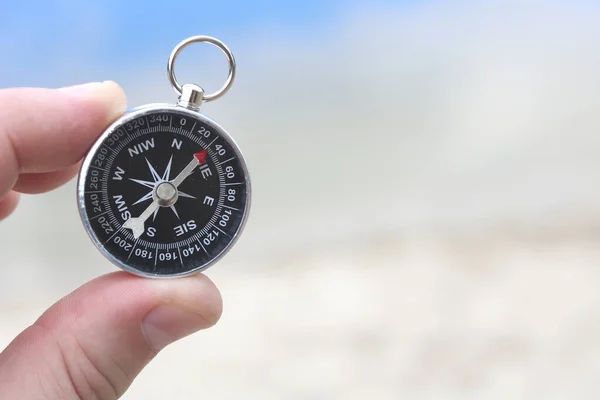 Klassiek Kompas Hand Tegen Achtergrond Van Zandstrand Blauwe Zee Als — Stockfoto