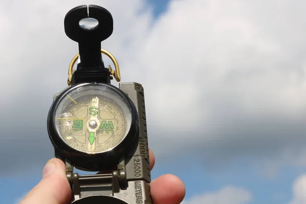 Stary Klasyczny Kompas Nawigacyjny Ręku Tle Niebieskiego Nieba Jako Symbol — Zdjęcie stockowe