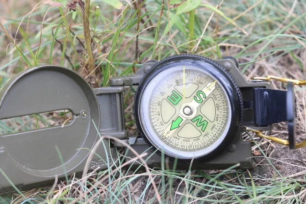 Okrągły Kompas Tle Trawy Letniej Jako Symbol Turystyki Kompasem Podróże — Zdjęcie stockowe