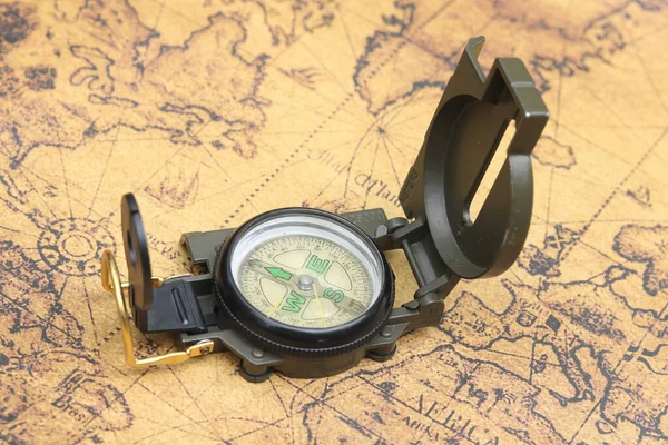 Klassischer Runder Kompass Auf Dem Hintergrund Einer Alten Historischen Weltkarte — Stockfoto