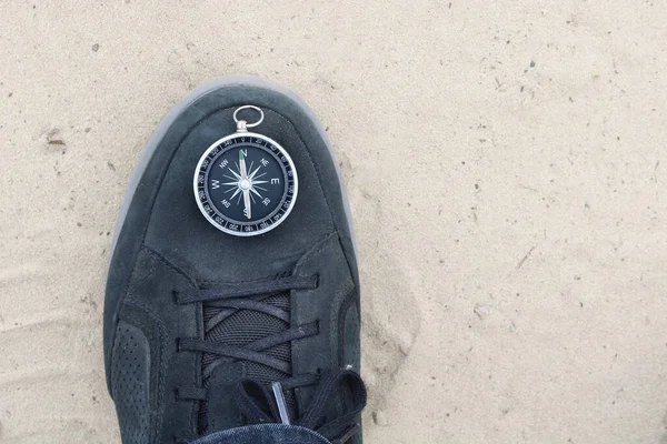 Konzeptfoto Sandstrand Mit Kompass Auf Schuhen Als Symbol Des Tourismus — Stockfoto