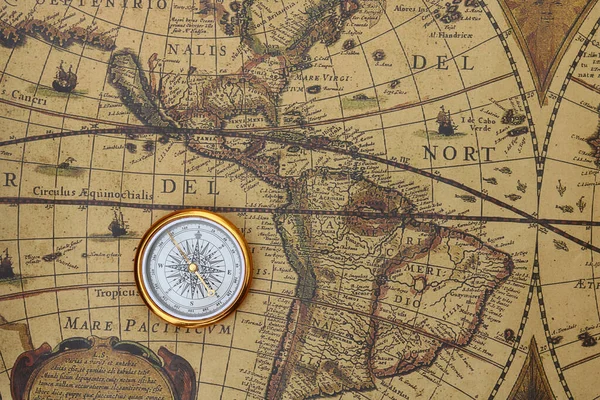 Klassisk Rund Kompass Bakgrund Gamla Vintage Karta Över Världen Som — Stockfoto
