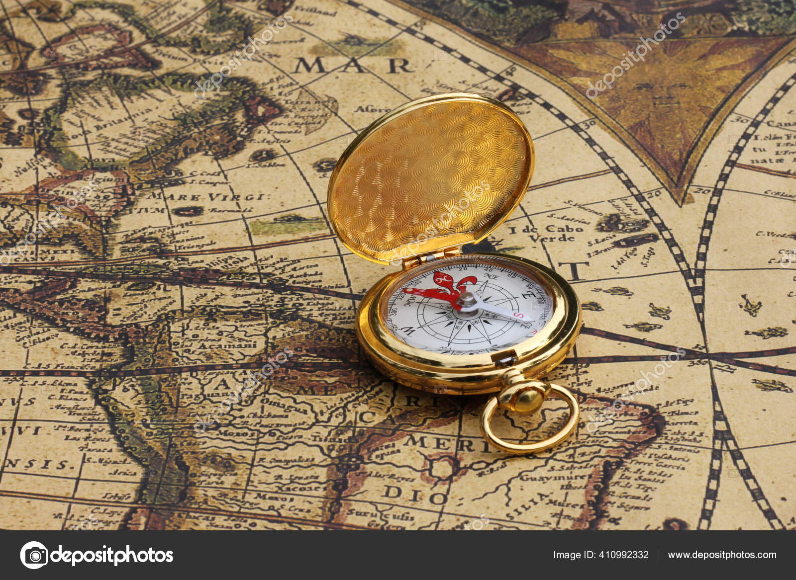 Классический Круглый Компас Фоне Старинной Винтажной Карты Мира.