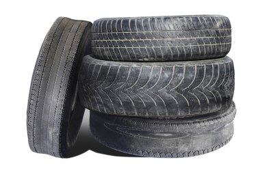 Eski hasarlı lastikler beyaz arka planda izole edilmiş. Tekerlek dükkanında veya araba lastiği dükkanında hasar görmüş.