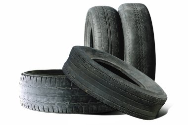 Eski hasarlı lastikler beyaz arka planda izole edilmiş. Tekerlek dükkanında veya araba lastiği dükkanında hasar görmüş.