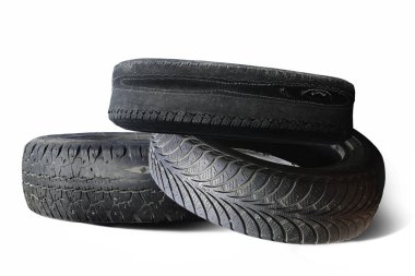 Eski hasarlı lastikler beyaz arka planda izole edilmiş. Tekerlek dükkanında veya araba lastiği dükkanında hasar görmüş.