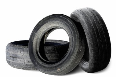 Eski hasarlı lastikler beyaz arka planda izole edilmiş. Tekerlek dükkanında veya araba lastiği dükkanında hasar görmüş.