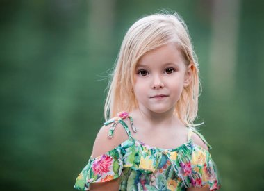 Güzel sarışın bir kızın portresi.