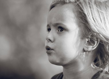 Güzel sarışın bir kızın siyah beyaz portresi.