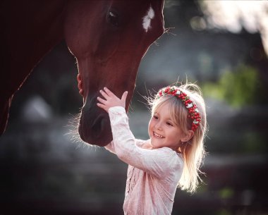 Küçük bir kız ve büyük güzel bir atın şefkatli ilişkisi.
