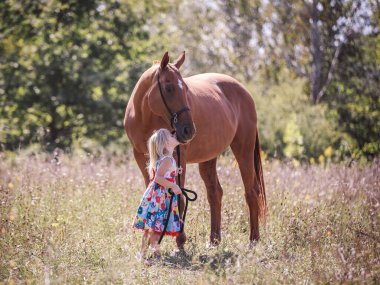 Küçük bir kız ve büyük güzel bir atın şefkatli ilişkisi.