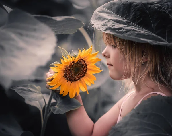 Menina Loira Bonita Vestido Campo Com Girassóis — Fotografia de Stock