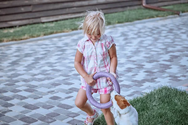 Красивая Маленькая Блондинка Играет Собакой Природе — стоковое фото