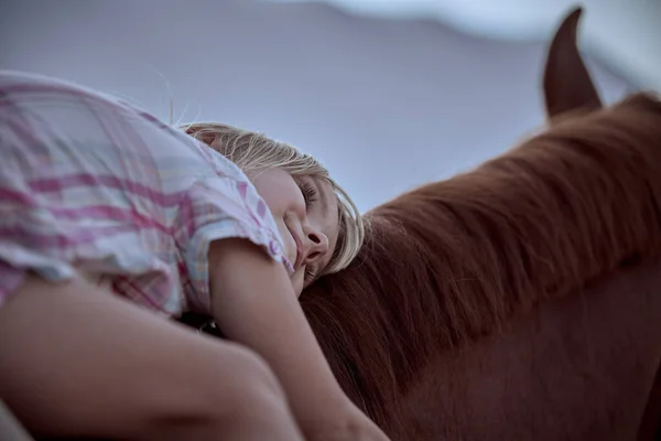 Mooi Klein Blond Meisje Met Een Groot Rood Paard — Stockfoto