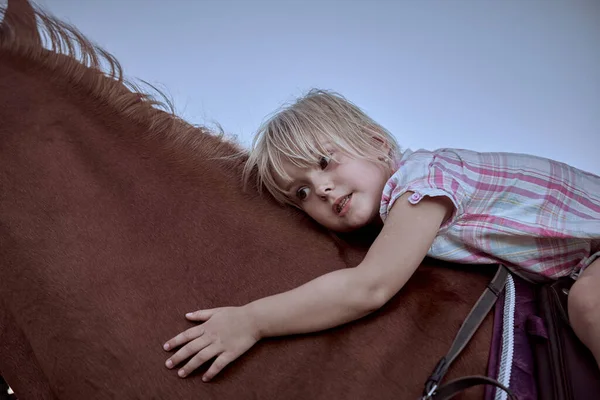 Όμορφο Ξανθό Κοριτσάκι Μεγάλο Κόκκινο Άλογο — Φωτογραφία Αρχείου