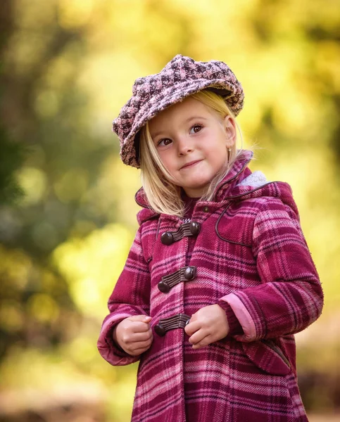 Niña Rubia Posando Con Abrigo Otoño — Foto de Stock