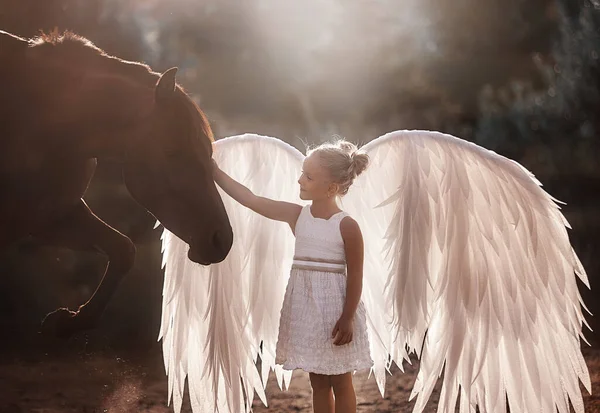 Όμορφο Ξανθό Κοριτσάκι Στην Εικόνα Ενός Αγγέλου Ένα Άλογο — Φωτογραφία Αρχείου