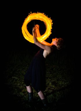 kadın yanan meşaleler ile bir gösteri