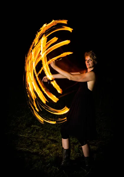 Kobieta Pokazuje Ogień Flary Ciemności Wydajności — Zdjęcie stockowe