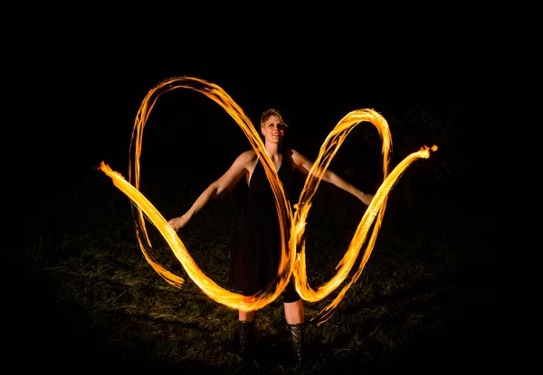 Kobieta Wyświetla Fire Show Ciemności — Zdjęcie stockowe