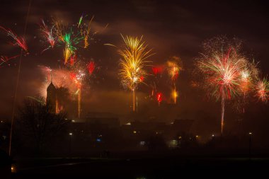 Yeni yıl arifesinde havai fişek ile gece yarısı