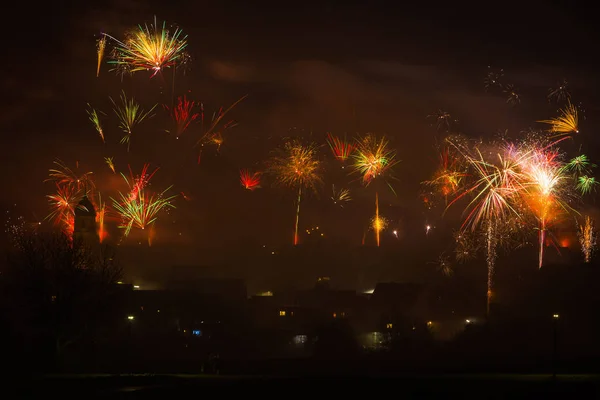 Fuegos Artificiales Víspera Año Nuevo Con Cohetes Colores —  Fotos de Stock