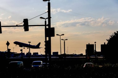 akşam uçak ve trafik ışıkları