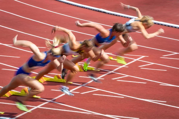 Rozmazané dámy na začátku sprintu — Stock fotografie