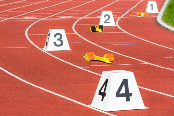 Strecken und Startnummern für 400 m Lauf — Stockfoto
