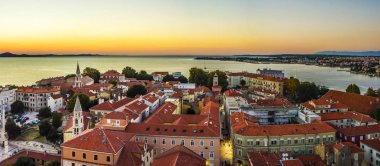 Eski Şehir Zadar denizde Panorama günbatımı. Hırvatistan.