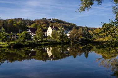 Saalek Köyü ve eski kalenin Saale Nehri vadisinde manzarayı. Turistik yer Sachsen-Anhalt, Almanya.