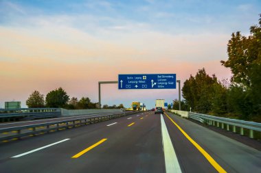 Autobahn Avrupa'da günbatımı.