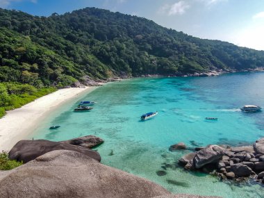 Sandy beach ve Similan Adaları tropik arasında masmavi su. Tayland.