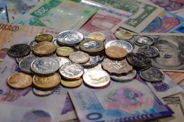 Sikke ve banknot farklı ülkelerin. İzole.