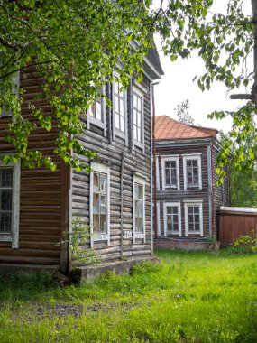 Eski ahşap, iki katlı bir evin elementleri..