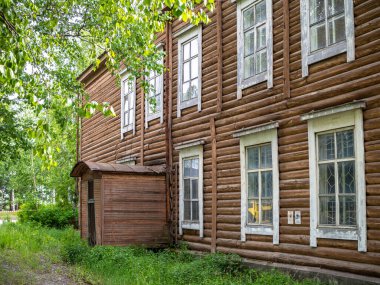 Eski ahşap, iki katlı bir evin elementleri..