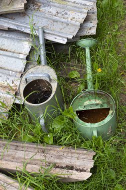 Terk edilmiş bir tarım sahasında eski sulama kutuları..