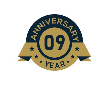 Altın 09 yıl yıldönümü rozeti, beyaz arka planda altın izole edilmiş yıldönümü logosu.