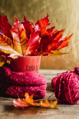 bir kupa tangles iplik altın arka plan ile sonbahar yaprakları