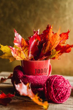 bir kupa tangles iplik altın arka plan ile sonbahar yaprakları