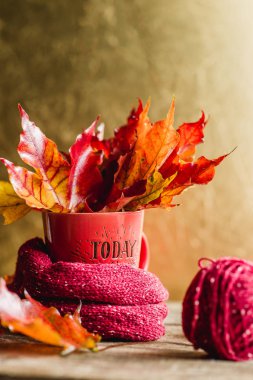 bir kupa tangles iplik altın arka plan ile sonbahar yaprakları