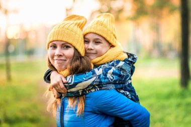 Anne oğlu sarı şapkasını geri tutan sarı hat