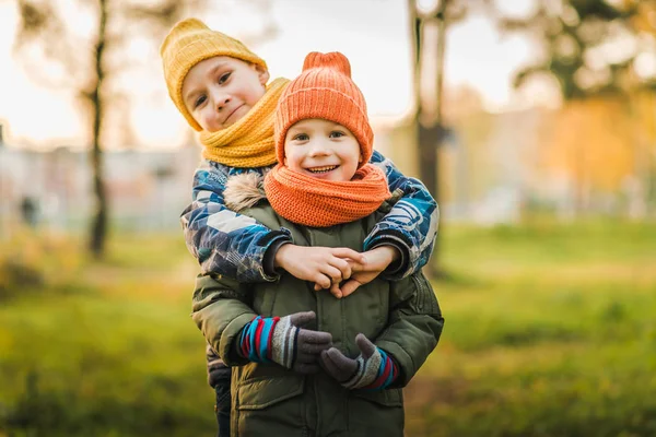 Dois Meninos Chapéus Laranja Amarelo Abraçar Outro — Fotografia de Stock