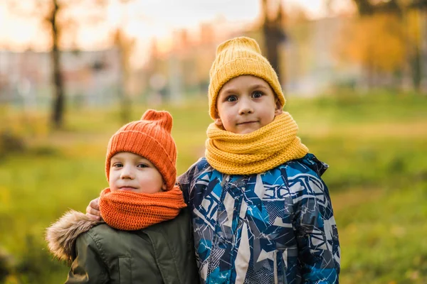 Dois Meninos Chapéus Laranja Amarelo Abraçar Outro — Fotografia de Stock