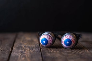 Cadılar Bayramı için yaylar üzerinde öğrenciler ile süslü gözlük