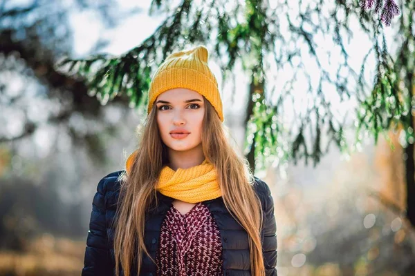 Осінь дівчина в жовтому капелюсі і шарфі — стокове фото