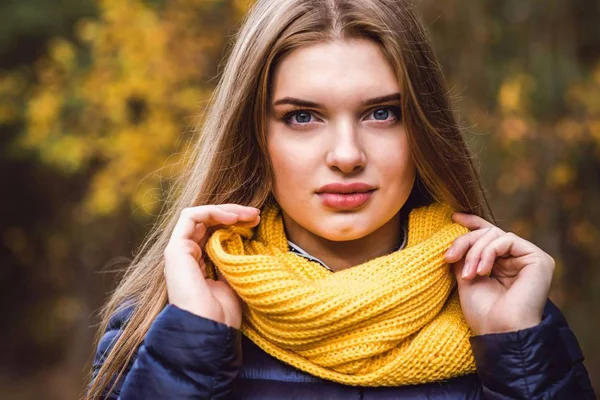 Осінь дівчина в жовтому шарфі — стокове фото