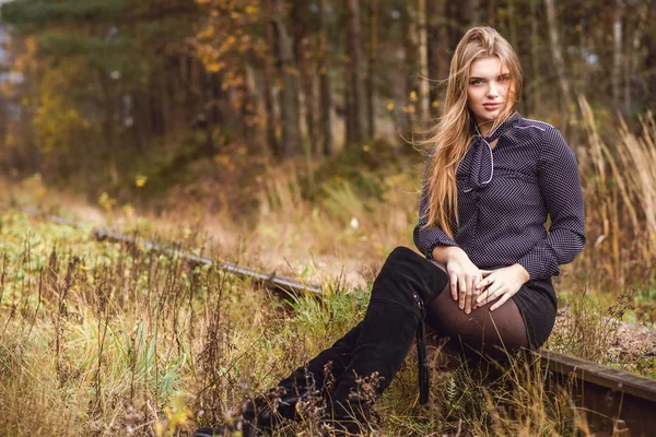 Chica con el pelo largo camina en otoño — Foto de Stock